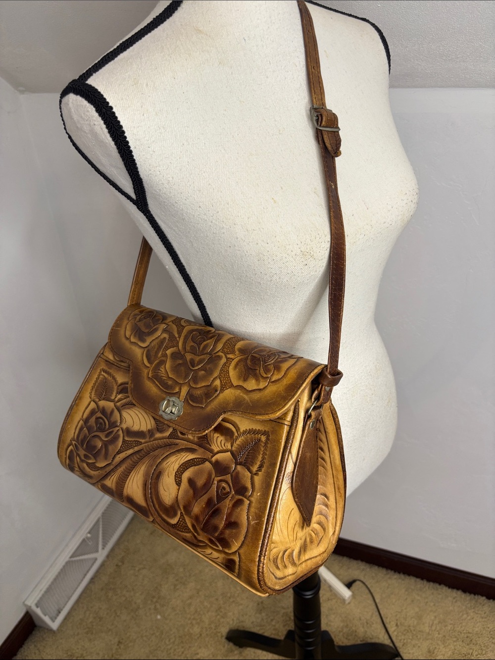 Vintage Mexican Hand-Tooled Brown Leather Floral Crossbody or Shoulder Bag - Picture 7 of 15